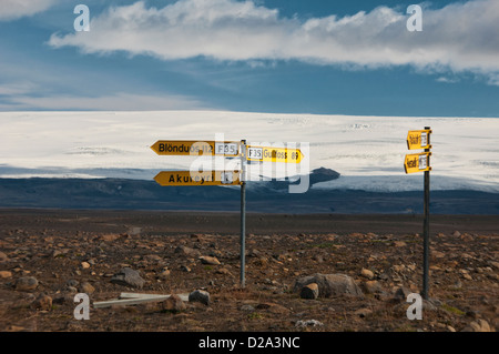 Les panneaux le long de la route à travers le centre de Highland Kjölur, Islande glacier Hofsjökull en arrière-plan Banque D'Images