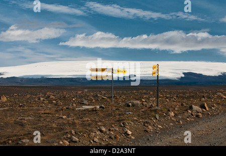 Les panneaux le long de la route à travers le centre de Highland Kjölur, Islande glacier Hofsjökull en arrière-plan Banque D'Images