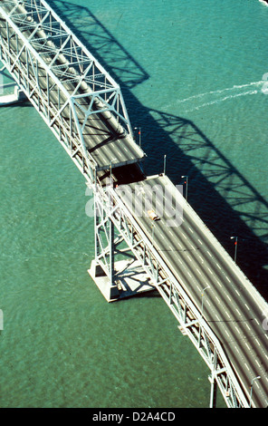 Loma Prieta, Californie, tremblement de terre le 17 octobre 1989. La Section s'est effondré du San Francisco-Oakland Bay Bridge. Vue Est Ouest. Banque D'Images