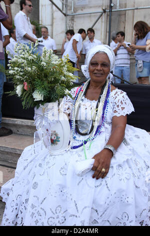 Salvador, Brésil. 17 janvier 2013. Une femme vêtue d'un costume traditionnel prend part à l'Bonfim lavage, à Salvador, état de Bahia, Brésil, le 17 janvier 2013. Des milliers de personnes ont participé à l'événement, qui prend part à Salvador pour 259 années de Crédit photo : dpa alliance / Alamy Vivre NewsDO Banque D'Images