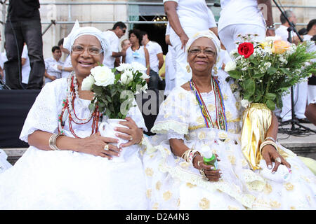 Salvador, Brésil. 17 janvier 2013. Des femmes habillées en costumes traditionnels à l'Bonfim lavage, à Salvador, état de Bahia, Brésil, le 17 janvier 2013. Des milliers de personnes ont participé à l'événement, qui prend part à Salvador pour 259 années de Crédit photo : dpa alliance / Alamy Vivre NewsDO Banque D'Images