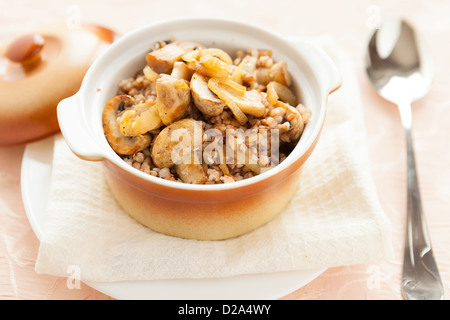 Le sarrasin avec les champignons et les oignons dans une casserole, closeup Banque D'Images