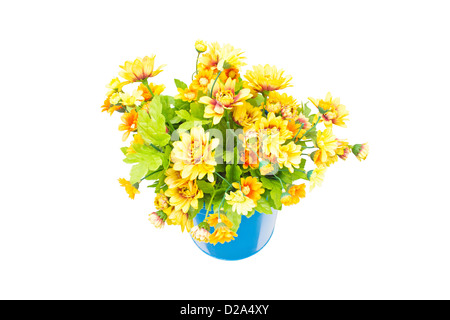 Fleurs jaunes en plastique bleu métal avec vase accrocher sur le mur. Banque D'Images