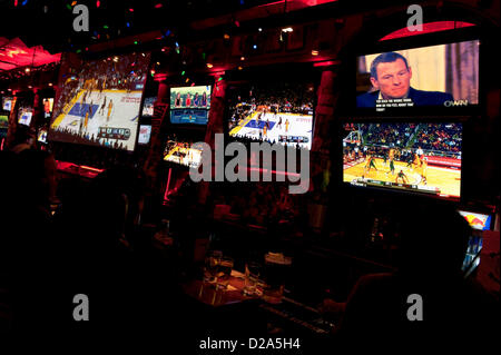 Santa Monica, Californie, USA. 17 janvier 2013. Barney's Beanery bar et restaurant diffuse l'interview d'Oprah Winfrey avec Lance Armstrong (coin supérieur droit) dans laquelle Armstrong avoue avoir engagé dans le dopage au cours de sa carrière de cycliste Crédit : ZUMA Press, Inc. / Alamy Live News Banque D'Images