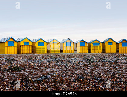 Cabines de plage sur une plage glaciale en janvier à Littlehampton West Sussex UK Banque D'Images