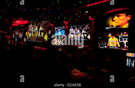 Santa Monica, Californie, USA. 17 janvier 2013. Barney's Beanery bar et restaurant diffuse l'interview d'Oprah Winfrey avec Lance Armstrong (coin supérieur droit) dans laquelle Armstrong avoue avoir engagé dans le dopage au cours de sa carrière de cycliste Crédit : ZUMA Press, Inc. / Alamy Live News Banque D'Images