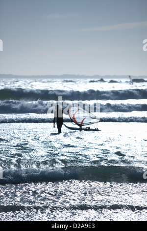 Avec l'homme à bord du vent dans les vagues Banque D'Images