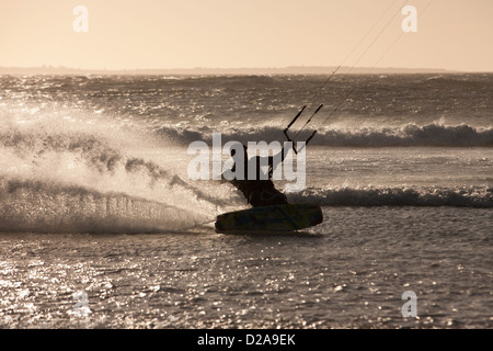 Planche à voile l'homme dans les vagues Banque D'Images