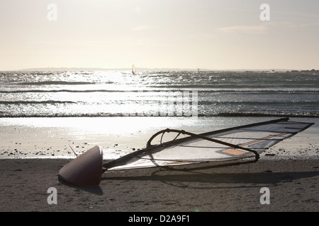 Planche à voile sur la plage de vent Banque D'Images