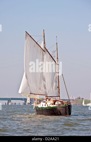 La voile sur l'IJsselmeer aux Pays-Bas Banque D'Images