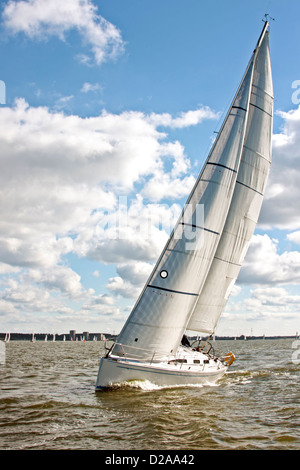 La voile sur l'IJsselmeer aux Pays-Bas Banque D'Images