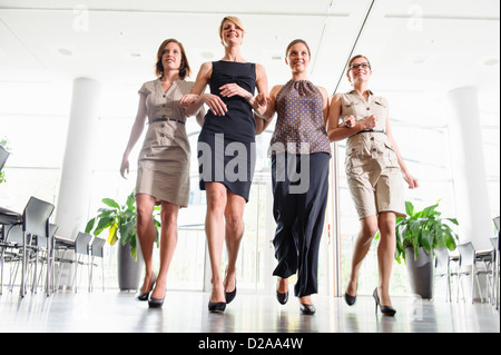 Businesswomen walking in office Banque D'Images