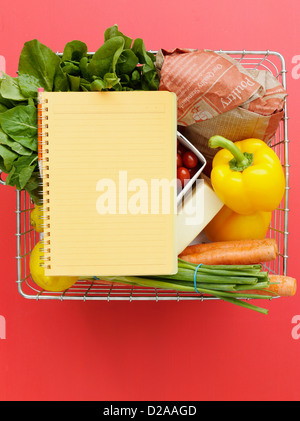 Panier avec des légumes et des portables Banque D'Images