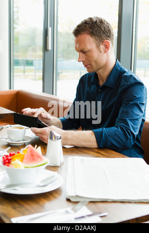 Businessman working in cafe Banque D'Images