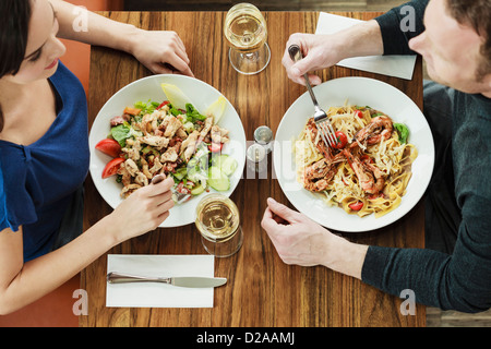 Couple having lunch at cafe Banque D'Images