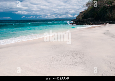 Plage avec sable blanc. , Padangbai Bali, Indonésie. Banque D'Images