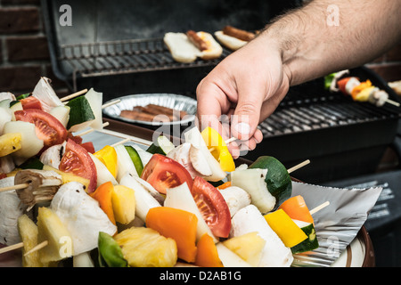 Brochettes de légumes cuisson Man Banque D'Images