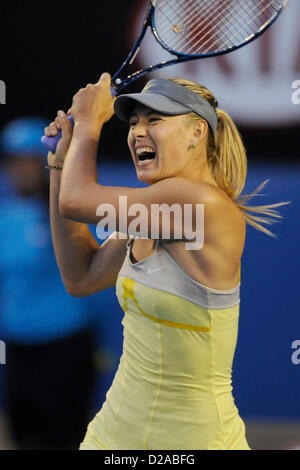 Melbourne, Australie. 18 janvier 2013. Maria Sharapova de Russie cherche sur après avoir frappé une balle dans son match de la cinquième journée de l'Open d'Australie de Melbourne Park. Credit : Action Plus de Sports / Alamy Live News Banque D'Images