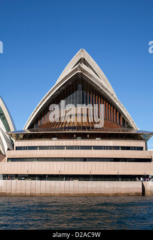 Opéra de Sydney sur Bennelong Point Sydney Australie pris en face d'un ferry du Port de Sydney Banque D'Images