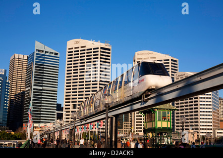 Monorail de Sydney crossing Pyrmont Bridge au-dessus des têtes de piétons en marche avec Sydney CBD dans backgorund Banque D'Images