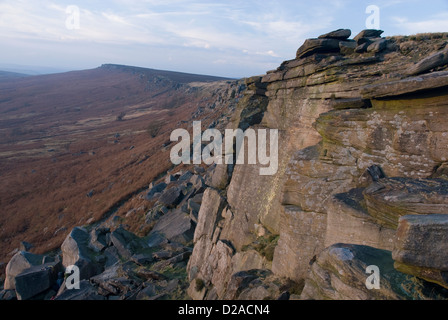 À la recherche sur la longueur de Stanage Edge, Hathersage Moor, Peak District, Derbyshire, Royaume-Uni Banque D'Images