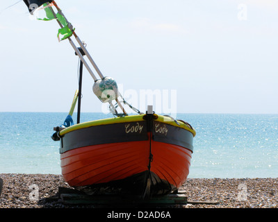 Bateau de pêche sur la plage de Worthing, bleu de la mer et du ciel, jour ensoleillé chaud. Banque D'Images