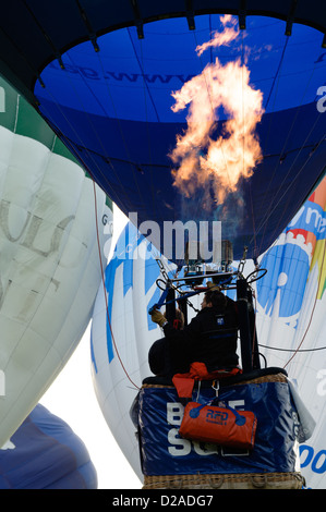 Montgolfières de partir de Douvres pour un record du monde la traversée de la manche. Banque D'Images