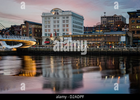 Newcastle Quayside avec Pitcher & Piano et Malmaison Hotel vue de l'autre côté de la rivière Tyne de Gateshead Banque D'Images