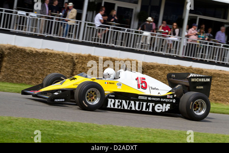 1983 Renault RE40 avec le pilote Alain Prost au Goodwood Festival of Speed 2012, Sussex, UK. Banque D'Images