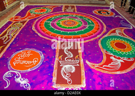 Rangoli colorés pendant Diwali festival, Maharashtra, Inde Banque D'Images