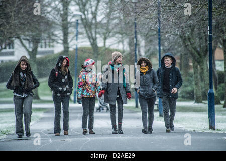 Aberystwyth, Pays de Galles, Royaume-Uni. 18 janvier 2013. Un groupe d'élèves de 6e niveau à Penweddig pied à l'école de l'école comme temps de neige hits mais Aberystwyth, sur la côte ouest du pays de Galles. La ville s'est échappé au pire de la mauvaise température, comme l'alerte rouge les avertissements sont affichés pour des conditions extrêmes dans le sud-est du pays. ©keith morris Banque D'Images