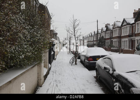 Londres, Royaume-Uni. 18 janvier 2013. Le règlement de la neige à Acton, Londres. Banque D'Images