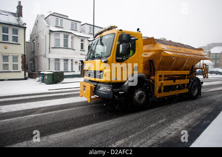 Harrow, Londres UK. 18 janvier 2013. (Photo) un camion saleuses sur une route glacée à Londres. La neige à Harrow et à travers le Royaume-Uni aujourd'hui Crédit : Peter Barbe / Alamy Live News Banque D'Images