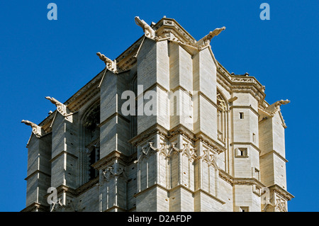 Clocher de la cathédrale romane de Saint Julien au Mans sur fond de ciel bleu, la région Pays de la Loire en France Banque D'Images