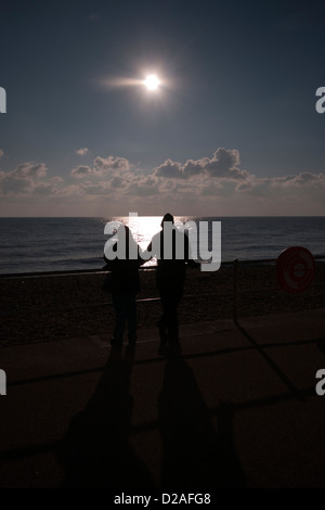 Silhouette d'un couple face à la mer Banque D'Images