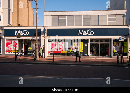 M&Co UK Clothing Shop Magasins avec des signes de vente dans la fenêtre Banque D'Images