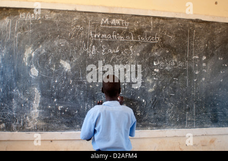 L'Ouganda. L'école primaire Palenga, près de Gulu. Une jeune fille élève écrit au tableau pendant un cours de mathématiques Banque D'Images