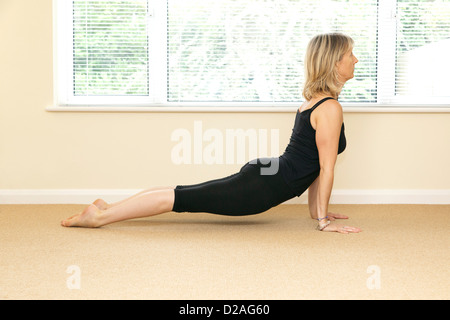 Cobra yoga pose Banque D'Images