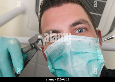 Photo du dentiste, comme vu du point de vue du patient, allongé dans le fauteuil Banque D'Images