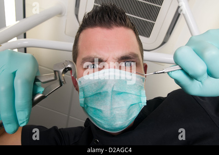 Photo du dentiste, comme vu du point de vue du patient, allongé dans le fauteuil Banque D'Images