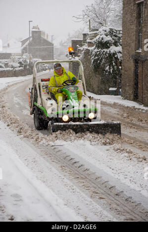 Powys County Council worker using mini chasse-neige pour le sablage et le déblayage de la neige des routes et trottoirs après de fortes chutes de neige. Hay-on-Wye Powys Pays de Galles au Royaume-Uni. 18 janvier 2013. Crédit : Jeff Morgan/Alamy Live News Banque D'Images