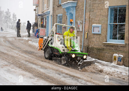 Powys County Council worker using mini chasse-neige pour le sablage et le déblayage de la neige des routes et trottoirs après de fortes chutes de neige. Hay-on-Wye Powys Pays de Galles au Royaume-Uni. 18 janvier 2013. Crédit : Jeff Morgan/Alamy Live News Banque D'Images