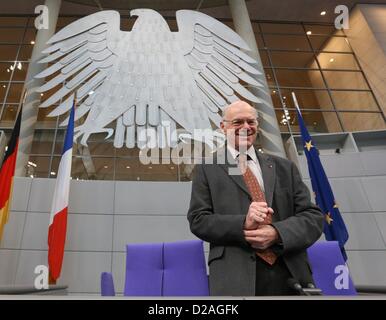 Le président du Bundestag Norbert Lammert (CDU) inspecte les travaux de modification de la salle plénière du Bundestag allemand au Reichstag à Berlin, Allemagne, 18 janvier 2013. La plénière hall est en cours de modification à l'occasion du 50e anniversaire de la signature du Traité sur l'Elysée le 22 janvier 2013. Photo : STEPHANIE PILICK Banque D'Images