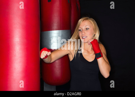 Sac de frappe avec formation Boxer Banque D'Images