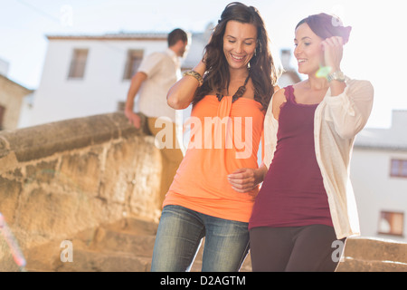 Women walking together on city street Banque D'Images