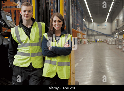 Travailleurs par forklift in warehouse Banque D'Images