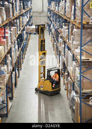 Exploitation des travailleurs forklift in warehouse Banque D'Images