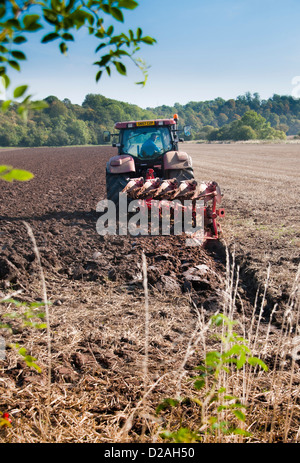 Le tracteur laboure un champ dans le sud de l'Ecosse Banque D'Images