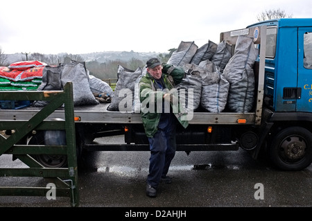 La prestation de l'homme des sacs de charbon, Cornwall, England, UK Banque D'Images