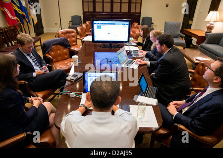 Le président américain Barack Obama participe à un live Twitter séance de questions et réponses dans la Roosevelt Room de la Maison Blanche le 3 décembre 2012 à Washington, DC. Banque D'Images